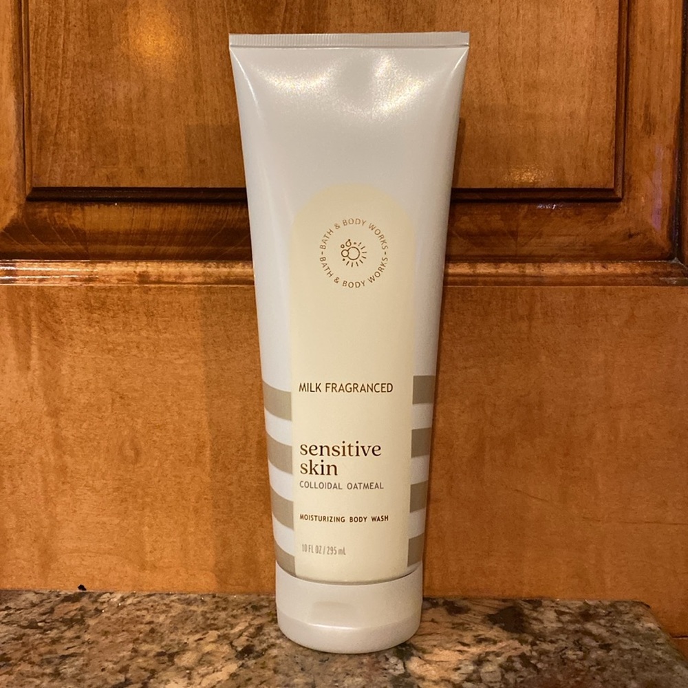 Milk Fragranced Sensitive Skin w/ Colloidal Oatmeal Moisturizing BODY WASH, NWT